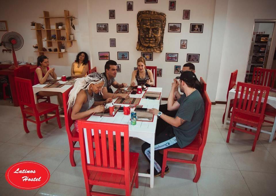 Latinos Hostel Siem Reap Bagian luar foto