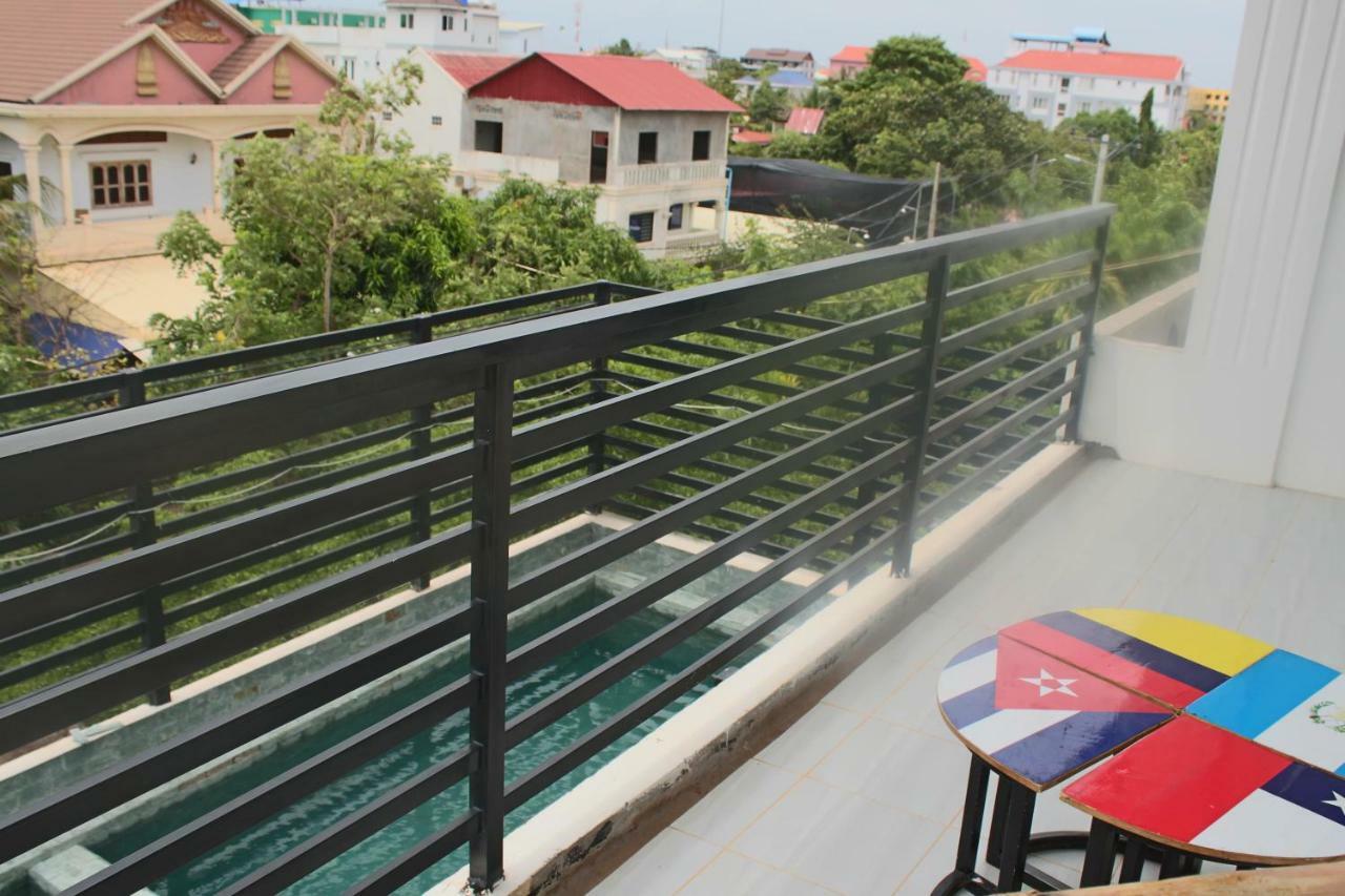 Latinos Hostel Siem Reap Bagian luar foto